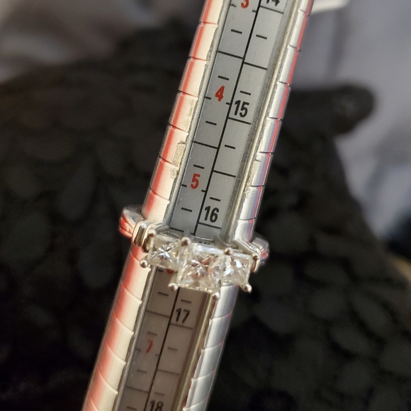 Platinum .950 Diamond Three Stone Princess Cut. - Picture 10 of 16